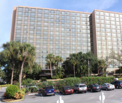 The outside of the large multi story Oaks of Clearwater building.