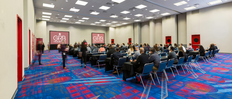 Large conference room with rows of chairs and people at the George R Brown Convention Center Avenida Houston.