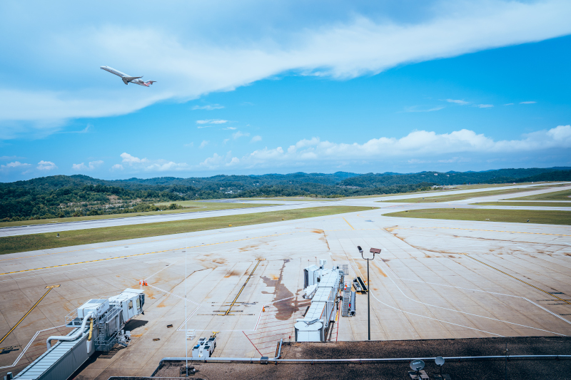 Yeager Airport, American flight taking off